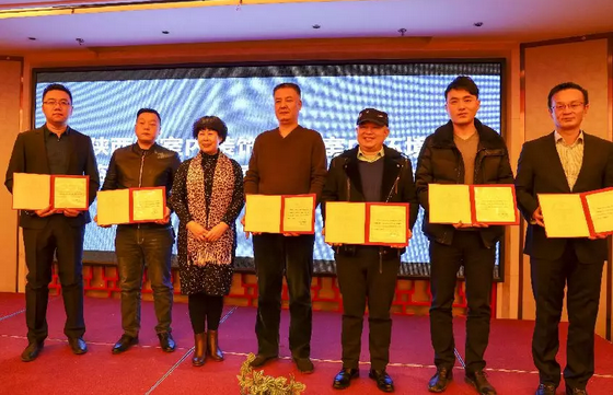 賀會(huì)長(zhǎng)為凈化委主任、副主任、秘書(shū)長(zhǎng)頒發(fā)證書(shū)