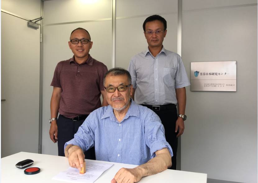 GRAFTON進藤社長與荃芬品牌創(chuàng)始人杜煒東先生（后排右一）、何榮先生（后排左一）
